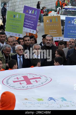 Bildnummer : 54768569 Datum : 23.12.2010 Copyright : imago/Xinhua (101223) -- BETHLÉEM, 23 décembre 2010 (Xinhua) -- le Premier ministre palestinien Salam Fayyad (C) participe à une marche des enfants sous le titre (enfants sans frontières pour la vie sans menottes) dans la ville de Bethléem, en Cisjordanie, le 23 décembre 2010, la veille des célébrations de Noël. (Xinhua/Luay Sababa) MIDEAST-BETHLEHEM-FAYYAD-CHILDREN-MARCH PUBLICATIONxNOTxINxCHN Politik People Weihnachten kbdig xub 2010 hoch Bildnummer 54768569 Date 23 12 2010 Copyright Imago XINHUA Bethlehem DEC 23 2010 XINHUA PALESTINIAN Prime min Banque D'Images
