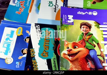 Le Caire, Egypte, août 18 2023 : pile de livres éducatifs utilisés par les écoliers égyptiens, apprentissage, enseignement, concept de livres éducatifs soit publié Banque D'Images