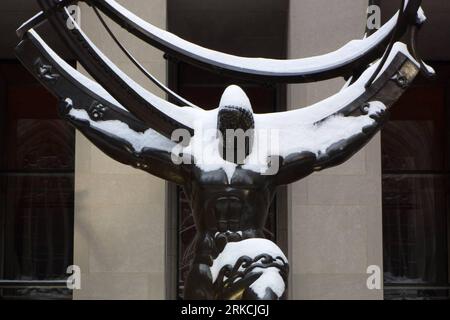 Bildnummer : 54773092 Datum : 27.12.2010 Copyright : imago/Xinhua NEW YORK, 28 décembre 2010 (Xinhua) -- Une sculpture couverte de neige au Rockefeller Center à New York, 27 décembre 2010. New York a été le plus durement touché alors que la neige abondante a commencé à tomber tard dimanche matin et devrait durer jusqu'à lundi matin, accumulant peut-être 38 à 50 cm de neige dans un vent de 64 à 96 km/h. Plus de 1 000 vols ont été annulés dans les principaux aéroports de LaGuardia, Newark et JFK. (Xinhua/Wu Kaixiang) (zyw) US-NEW YORK-SNOW PUBLICATIONxNOTxINxCHN Gesellschaft Jahreszeit Winter Schnee kbdig xmk 2010 quer o0 Skul Banque D'Images