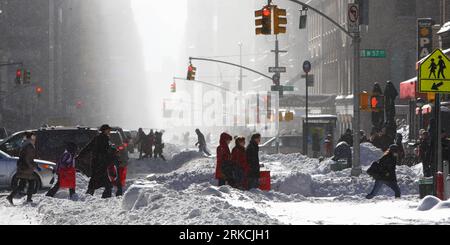 Bildnummer : 54773095 Datum : 27.12.2010 Copyright : imago/Xinhua NEW YORK, 28 décembre 2010 (Xinhua) -- des passagers marchent sur la neige à Manhattan à New York, 27 décembre 2010. New York a été le plus durement touché alors que la neige abondante a commencé à tomber tard dimanche matin et devrait durer jusqu'à lundi matin, accumulant peut-être 38 à 50 cm de neige dans un vent de 64 à 96 km/h. Plus de 1 000 vols ont été annulés dans les principaux aéroports de LaGuardia, Newark et JFK. (Xinhua/Wu Kaixiang) (zyw) US-NEW YORK-SNOW PUBLICATIONxNOTxINxCHN Gesellschaft Jahreszeit Winter Schnee kbdig xmk 2010 quer premiumd o0 totale Banque D'Images