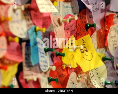 Bildnummer : 54776709 Datum : 29.12.2010 Copyright : imago/Xinhua (101229) -- NEW YORK, 29 décembre 2010 (Xinhua) -- des confettis sont étiquetés sur le mur des souhaits de la Saint-Sylvestre au Times Square information Center à New York, aux États-Unis, le 29 décembre 2010. Tous les morceaux de confettis, portant les meilleurs vœux pour l'année 2011 du monde entier, pleuvront aux fêtards pendant la célébration du nouvel an sur Times Square. (Xinhua/Shen Hong) (wjd) US-NEW YORK-NEW-YORK-WISHING WALL PUBLICATIONxNOTxINxCHN Gesellschaft Vorbereitungen Vorschau Silvesterparty Silvester Feier kbdig xdp 2010 Banque D'Images