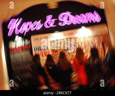 Bildnummer : 54776707 Datum : 29.12.2010 Copyright : imago/Xinhua (101229) -- NEW YORK, 29 décembre 2010 (Xinhua) -- faites la queue pour marquer des confettis sur le mur des vœux de la Saint-Sylvestre au Times Square information Center à New York, États-Unis, 29 décembre 2010. Tous les morceaux de confettis, portant les meilleurs vœux pour l'année 2011 du monde entier, pleuvront aux fêtards pendant la célébration du nouvel an sur Times Square. (Xinhua/Shen Hong) (wjd) US-NEW YORK-NEW-YORK-WISHING WALL PUBLICATIONxNOTxINxCHN Gesellschaft Vorbereitungen Vorschau Silvesterparty Silvester Feier kbdig xdp Banque D'Images