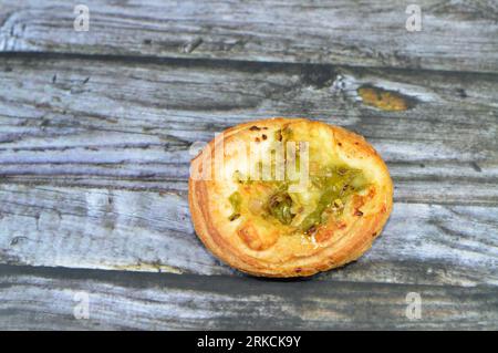 Petite pizza ronde avec garniture de tranches de poivrons, la pâte cuite au four et prête à être servie, manger et concept de nourriture, mise au point sélective Banque D'Images