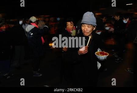 Bildnummer : 54777271 Datum : 30.12.2010 Copyright : imago/Xinhua (101230) -- TOKYO, 30 décembre 2010 (Xinhua) -- les sans-abri se voient offrir un souper au parc central de Shinjuku à Tokyo, capitale du Japon, le 30 décembre 2010. Ces derniers jours, des membres des organisations de protection sociale publique japonaises ont érigé des tentes pour les sans-abri et leur ont offert des vêtements et des repas chauffés deux fois par jour. En outre, de nombreux types d'activités et de soins médicaux nécessaires ont été préparés pour eux aussi bien pour les aider à passer la nouvelle année d'une manière harmonieuse. Le travail bénévole est effectué du 28 décembre 2010 au 3 janvier 2011. Le popu Banque D'Images