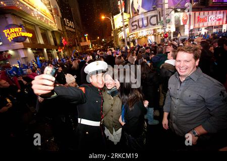 Bildnummer : 54780719 Datum : 01.01.2011 Copyright : imago/Xinhua (110101) -- NEW YORK, 1 janvier 2011 (Xinhua) -- posez pour une photo lors d'une célébration du réveillon du nouvel an à Times Square à New York, États-Unis, le 1 janvier 2011. (Xinhua/Zhu Wei) (ypf) US-NEW YORK-NEW YEAR CELEBRATION PUBLICATIONxNOTxINxCHN Gesellschaft Sylvester Neujahr kbdig xsk 2011 quer o0 Neujahrsfeier, Feier Bildnummer 54780719 Date 01 01 2011 Copyright Imago XINHUA New York Jan 1 2011 XINHUA pose pour la photo lors d'une célébration de la Saint-Sylvestre à Times Square à New York les Etats-Unis Jan 1 2011 XINHUA Zhu Wei Y. Banque D'Images