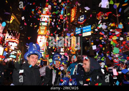 Bildnummer : 54780715 Datum : 01.01.2011 Copyright : imago/Xinhua (110101) -- NEW YORK, 1 janvier 2011 (Xinhua) -- fêtez le nouvel an à Times Square à New York, aux États-Unis, le 1 janvier 2011. (Xinhua/Liu Xin) (ypf) US-NEW YORK-NEW YEAR CELEBRATION PUBLICATIONxNOTxINxCHN Gesellschaft Sylvester Neujahr kbdig xsk 2011 quer o0 Neujahrsfeier, Feier Bildnummer 54780715 Date 01 01 2011 Copyright Imago XINHUA New York Jan 1 2011 XINHUA célèbre le nouvel an S à Times Square à New York les États-Unis Jan 1 2011 XINHUA Liu Xin YPF États-Unis New York New York New Year Celebration PUBLIC Banque D'Images