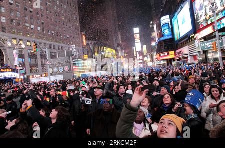 Bildnummer : 54780718 Datum : 01.01.2011 Copyright : imago/Xinhua (110101) -- NEW YORK, 1 janvier 2011 (Xinhua) -- fêtez le nouvel an à Times Square à New York, aux États-Unis, le 1 janvier 2011. (Xinhua/Wu Jingdan) (ypf) US-NEW YORK-NEW YEAR CELEBRATION PUBLICATIONxNOTxINxCHN Gesellschaft Sylvester Neujahr kbdig xsk 2011 quer o0 Neujahrsfeier, Feier, total Bildnummer 54780718 Date 01 01 2011 Copyright Imago XINHUA New York Jan 1 2011 XINHUA Celebrate New Year S Coming in Times Square in New York États-Unis Jan 1 2011 XINHUA Wu Jingdan YPF U.S. New York New Year Celebration Banque D'Images