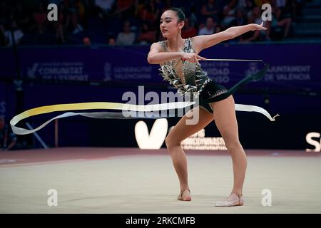 Valencia, Espagne. 24 août 2023. Kita Mirano, du Japon, participe à la qualification individuelle ruban aux 40e Championnats du monde FIG DE gymnastique rythmique à Valence, Espagne, le 24 août 2023. Crédit : Pablo Morano/Xinhua/Alamy Live News Banque D'Images