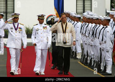 Bildnummer : 54783635 Datum : 04.01.2011 Copyright : imago/Xinhua (110104) -- MANILLE, 4 janvier 2011 (Xinhua) -- le contre-amiral Danilo Cortez (G), chef sortant de la marine philippine, salue avec le président philippin Benigno Noynoy Aquino III (D) alors qu’ils marchent devant les marins lors de la cérémonie de changement de commandement et de retraite de la marine philippine (PN) au quartier général de PN à Manille, aux Philippines, le 4 janvier 2011. Le contre-amiral sortant Cortez s'inclina après près de 38 ans de service militaire. (Xinhua/Rouelle Umali) PHILIPPINES-MANILLE-MARINE-CHANGEMENT DE COMMANDEMENT PUBLICATIONxNOTxINxCHN People Politik kbd Banque D'Images