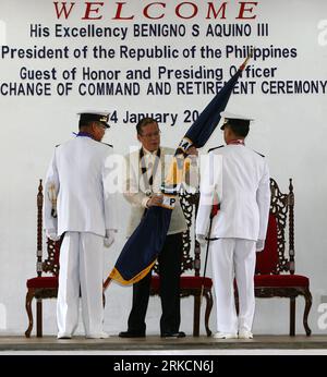Bildnummer : 54783636 Datum : 04.01.2011 Copyright : imago/Xinhua (110104) -- MANILLE, 4 janvier 2011 (Xinhua) -- le président philippin Benigno Noynoy Aquino III remet le drapeau symbolisant la chaîne de commandement de la marine philippine du contre-amiral Danilo Cortez (L) en chef sortant de la marine philippine au contre-amiral Alexander Pama (à droite) lors de la cérémonie de changement de commandement et de retraite de la marine philippine (PN) au quartier général de PN à Manille, Philippines, le 4 janvier 2011. Le contre-amiral sortant Cortez s'inclina après près de 38 ans de service militaire. (Xinhua/Rouelle UM Banque D'Images