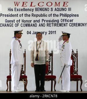 Bildnummer : 54783634 Datum : 04.01.2011 Copyright : imago/Xinhua (110104) -- MANILLE, 4 janvier 2011 (Xinhua) -- le président philippin Benigno Noynoy Aquino III observe le contre-amiral Alexander Pama (à droite), chef de la marine philippine sortant, le contre-amiral Danilo Cortez (à gauche), lors de la cérémonie de changement de commandement et de retraite de la marine philippine (PN) au quartier général de la PN à Manille, aux Philippines, le 4 janvier 2011. Le contre-amiral sortant Cortez s'inclina après près de 38 ans de service militaire. (Xinhua/Rouelle Umali) PHILIPPINES-MANILLE-MARINE-CHANGEMENT DE COMMANDEMENT PUBLICATI Banque D'Images