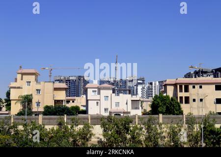 Gizeh, Égypte, août 19 2023 : Nouvelle tour résidentielle en Égypte, immobilier de développement immobilier et d'appartements projet moderne, chantier de construction de Banque D'Images