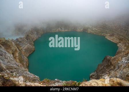 Lac volcanique vert turquoise, Kelimutus, île de Flores, Indonésie Banque D'Images