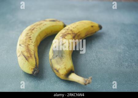 comparer une banane pourrie avec une banane mûre sur fond blanc Banque D'Images