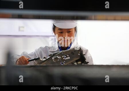 Comté de Luannan - 13 décembre 2018 : alimentation des travailleurs du site de soudage SMT, comté de Luannan, province du Hebei, Chine Banque D'Images