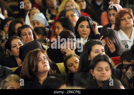 Bildnummer : 54791517 Datum : 06.01.2011 Copyright : imago/Xinhua (110107) -- LE CAIRE, 7 janvier 2011 (Xinhua) -- les femmes chrétiennes coptes assistent à la messe de Noël à la cathédrale copte du Caire, Égypte, le 6 janvier 2011. Les chrétiens coptes égyptiens se sont réunis jeudi soir dans des églises pour observer la veille de Noël dans un climat de sécurité très serré après la dernière attaque contre une église dans la ville côtière égyptienne d Alexandrie. (Xinhua/Tarek Mohammed) EGYPT-CAIRO-COPTICS PUBLICATIONxNOTxINxCHN Gesellschaft kbdig xkg 2011 quer premiumd o0 religion, Christentum, Weihnachten, Weihnachtsmesse, Weihnachtsgottesd Banque D'Images