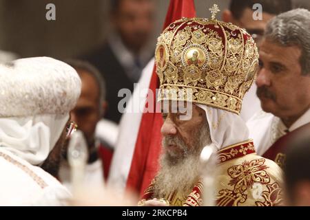 Bildnummer : 54791528 Datum : 06.01.2011 Copyright : imago/Xinhua (110107) -- LE CAIRE, 7 janvier 2011 (Xinhua) -- le pape Shenouda III, chef de l'Église copte égyptienne, a dirigé le rituel de masse à la cathédrale d'Abassiya au Caire, Égypte, le 6 janvier 2011. Les chrétiens coptes égyptiens se sont réunis jeudi soir dans des églises pour observer la veille de Noël dans un climat de sécurité très serré après la dernière attaque contre une église dans la ville côtière égyptienne d Alexandrie. (Xinhua/Tarek Mohammed) EGYPT-CAIRO-COPTICS PUBLICATIONxNOTxINxCHN Gesellschaft People religion kbdig xkg 2011 quer Aufmacher premiumd o0 religion, Christentum, Wei Banque D'Images