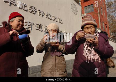 Bildnummer : 54797033 Datum : 10.01.2011 Copyright : imago/Xinhua (110110) -- ZHENGZHOU, le 10 janvier 2011 -- les résidents ont un avant-goût de la bouillie de Laba obtenue d'une activité de distribution de bouillie de Laba tenue à Zhengzhou, dans la province du Henan centrale de la Chine, le 10 janvier 2011. La bouillie LABA, bouillie avec des noix, des fruits secs et d'autres matériaux, est la nourriture traditionnelle que la plupart des Chinois mangent au Festival de Laba. Le festival laba a lieu le 8 décembre dans le calendrier lunaire chinois, qui tombe le 11 janvier cette année. (Xinhua/Wang Song) (xbz) CHINA-HENAN-ZHENGZHOU-LABA PORRIDGE (CN) PUBLICATIONxNOTxINxCHN Gesellschaft kbdig xsk 2011 quer Banque D'Images