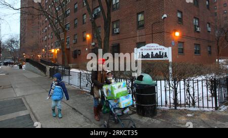 Bildnummer : 54802037 Datum : 08.01.2011 Copyright : imago/Xinhua (110111) -- NEW YORK, 11 janvier 2011 (Xinhua) -- marchez dans les maisons Rutgers à New York, États-Unis, 8 janvier 2011. La New York City Housing Authority (NYCHA), qui a été créée le 17 février 1934, était une vision pionnière qui a remodelé le paysage de la ville, remplaçant les immeubles de taudis par des logements propres, sûrs et abordables pour les familles pauvres et travailleuses. Aujourd'hui, NYCHA est le plus grand propriétaire de New York ainsi que le plus grand et le plus important fournisseur de logements sociaux du pays. Cinq pour cent de la population de la ville vit dans l'un des États de New York Banque D'Images