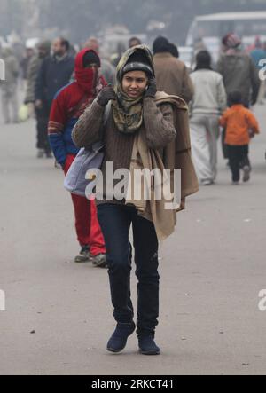 Bildnummer : 54802018 Datum : 11.01.2011 Copyright : imago/Xinhua (110111) -- NEW DELHI, 11 janvier 2011 (Xinhua) -- Une jeune femme couvre son corps et son visage pour se protéger du froid alors qu'elle marche dans une rue de New Delhi, Inde, 11 janvier 2010. Les basses températures et les vents glacés de l'Himalaya ont tué 13 personnes pendant la nuit dans le nord de l'Inde, portant le nombre de morts à près de 100 personnes après une vague de froid qui a commencé il y a trois semaines, a déclaré la police lundi. (Xinhua/Partha Sarkar) (lmz) INDIA-WEATHER-COLD PUBLICATIONxNOTxINxCHN Gesellschaft Jahreszeit Winter kbdig xmk 2011 hoch o0 Kälte, Frost, Kleidung Bildnummer 54802 Banque D'Images