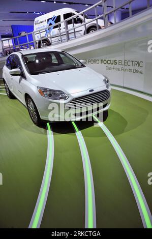 Bildnummer : 54804356 Datum : 11.01.2011 Copyright : imago/Xinhua (110112) -- DÉTROIT , 12 janvier 2011 (Xinhua) -- la voiture Ford Focus Electric est présentée au salon international de l'auto nord-américain (NAIAS) à Détroit, aux États-Unis, le 11 janvier 2011. (Xinhua/Zhang Jun) (xhn) USA-DETROIT-AUTO SHOW PUBLICATIONxNOTxINxCHN Wirtschaft Automobilindustrie premiumd kbdig xkg 2011 hoch o0 automesse, Messe, Elektroauto, Objekte Bildnummer 54804356 Date 11 01 2011 Copyright Imago XINHUA Detroit Jan 12 2011 XINHUA la voiture électrique Ford Focus EST présentée lors du North American International Banque D'Images