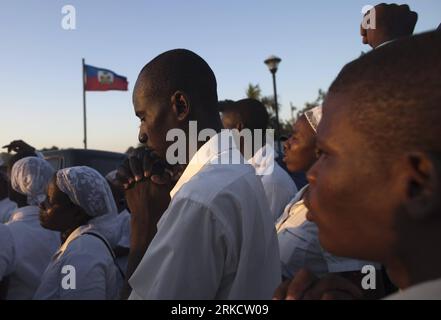 Bildnummer : 54809424 Datum : 12.01.2011 Copyright : imago/Xinhua (110113) -- PORT-au-PRINCE , 13 janvier 2011 (Xinhua) -- les Haïtiens assistent à la cérémonie de commémoration du premier anniversaire du tremblement de terre haïtien de 2010 devant le Palais National détruit à Port-au-Prince, Haïti, le 12 janvier 2011. (Xinhua/Eliana Aponte) (xhn) HAÏTI-PORT-au-PRINCE-ANNIVERSAIRE DU TREMBLEMENT DE TERRE PUBLICATIONxNOTxINxCHN Gesellschaft Politik Naturkatastrophe Erdbeben Gedenken Trauer kbdig xmk 2011 quer Highlight o0 Einheimische Bildnummer 54809424 Date 12 01 2011 Copyright Imago XINHUA Port au Prince Ja Banque D'Images