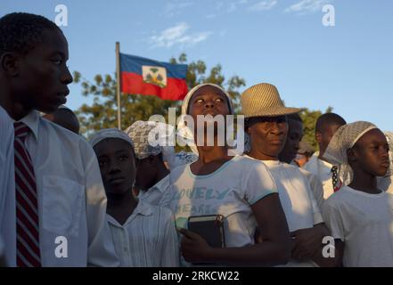 Bildnummer : 54809421 Datum : 12.01.2011 Copyright : imago/Xinhua (110113) -- PORT-au-PRINCE , 13 janvier 2011 (Xinhua) -- les Haïtiens assistent à la cérémonie de commémoration du premier anniversaire du tremblement de terre haïtien de 2010 devant le Palais National détruit à Port-au-Prince, Haïti, le 12 janvier 2011. (Xinhua/Eliana Aponte) (xhn) HAITI-PORT-au-PRINCE-EARTHQUAKE-ANNIVERSARY PUBLICATIONxNOTxINxCHN Gesellschaft Politik Naturkatastrophe Erdbeben Gedenken Trauer kbdig xmk 2011 quer Highlight o0 Einheimische Bildnummer 54809421 Date 12 01 2011 Copyright Imago XINHUA Port au Prince Jan Banque D'Images