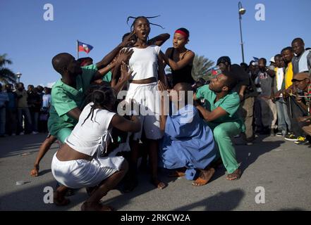 Bildnummer : 54809420 Datum : 12.01.2011 Copyright : imago/Xinhua (110113) -- PORT-au-PRINCE , 13 janvier 2011 (Xinhua) -- des Haïtiens se produisent lors de la cérémonie de commémoration du premier anniversaire du tremblement de terre haïtien de 2010 devant le Palais National détruit à Port-au-Prince, Haïti, le 12 janvier 2011. (Xinhua/Eliana Aponte) (xhn) HAITI-PORT-au-PRINCE-EARTHQUAKE-ANNIVERSARY PUBLICATIONxNOTxINxCHN Gesellschaft Politik Naturkatastrophe Erdbeben Gedenken Trauer kbdig xmk 2011 quer Highlight o0 Einheimische Tanz Bildnummer 54809420 Date 12 01 2011 Copyright Imago XINHUA Port Banque D'Images