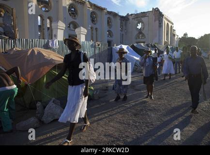 Bildnummer : 54809403 Datum : 12.01.2011 Copyright : imago/Xinhua (110112) -- PORT-au-PRINCE, 12 janvier 2011 (Xinhua) -- les Haïtiens marchent vers une cérémonie de commémoration à la cathédrale détruite de Port-au-Prince, Haïti, le 12 janvier 2011. Haïti a marqué le premier anniversaire du tremblement de terre qui a tué environ 300 000 personnes et détruit une grande partie de la capitale Port-au-Prince le 12 janvier 2010. (Xinhua/Eliana Aponte) (zw) HAITI-PORT-au-PRINCE-EARTHQUAKE-ANNIVERSARY PUBLICATIONxNOTxINxCHN Gesellschaft Politik Naturkatastrophe Erdbeben Gedenken Trauer kbdig xmk 2011 quer Bildnummer 54809403 Date 12 01 2011 copie Banque D'Images