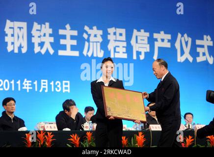 Bildnummer : 54812918 Datum : 13.01.2011 Copyright : imago/Xinhua (110113) -- BEIJING, 13 janvier 2011 (Xinhua) -- Une plaque représentant de grandes réalisations est délivrée au groupe Shougang, un fabricant d'acier lourd en Chine, dans le district de Shijingshan à Beijing, capitale de la Chine, le 13 janvier 2011. Une cérémonie de fermeture a eu lieu jeudi matin, marquant la fin des opérations sidérurgiques de la société dans la capitale. Pour des raisons environnementales, Shougang a déménagé son usine à Caofeidian, un îlot situé à 220 km à l’est de Pékin, dans la baie de Bohai. Fondée en 1919, Shougang a déjà atteint un record de 10 millions de tonnes d'ann Banque D'Images