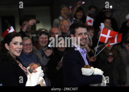 Bildnummer : 54819566 Datum : 14.01.2011 Copyright : imago/Xinhua (110115) -- COPENHA, 15 janvier 2011 (Xinhua) -- le prince héritier du Danemark Frederik et son épouse la princesse héritière Mary tiennent leurs jumeaux nouveau-nés, un garçon et une fille, lors d'une conférence de presse à Copenhague, Danemark, le 14 janvier 2011. La princesse Mary a quitté l'hôpital vendredi après une semaine de récupération post-partum depuis qu'elle a donné naissance aux jumeaux le 8 janvier. (Xinhua/Peng Zhongmin) (lyx) DANEMARK-PRINCESSE COURONNE-JUMEAUX ROYAUX-CONGÉ HÔPITAL PUBLICATIONxNOTxINxCHN People Entertainment Königshaus Adel Dänemark Kind Familie Pressetermin Zwilling Banque D'Images