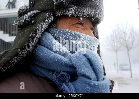 Bildnummer : 54821576 Datum : 15.01.2011 Copyright : imago/Xinhua (110115) -- HULUN BUIR, 15 janvier 2011 (Xinhua) -- Un piéton marche dans une rue du district de Yakeshi, ville de Hulun Buir dans la région autonome de Mongolie intérieure du nord de la Chine, 15 janvier 2011. La température est tombée à moins 45 degrés Celsius la nuit dans une partie de la ville de Hulun Buir et a causé un brouillard dense qui a causé des problèmes à la circulation. (Xinhua/Wang Wei) (zyq) #CHINA-INNER MONGOLIA-HULUN BUIR-EXTREME COLD WEATHER (CN) PUBLICATIONxNOTxINxCHN Gesellschaft Jahreszeit Winter Kälte kbdig xmk 2011 quer o0 Schal, Schutz Bildnummer 54821576 DAT Banque D'Images