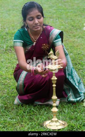 Bildnummer : 54822254 Datum : 16.01.2011 Copyright : imago/Xinhua (110116) -- KUALA LUMPUR, 16 janvier 2011 (Xinhua) -- Une fille indienne malaisienne allume une lampe à huile lors de la célébration du festival Pongal qui s'est tenue dans une université de Selangor, près de Kuala Lumpur, le 16 janvier 2011. Pongal est un festival de récolte de quatre jours et est largement célébré par les Tamouls partout dans le monde. (Xinhua/Kamarul Akhir)(cl) MALAYSIA-KUALA LUMPUR-Pongal FESTIVAL PUBLICATIONxNOTxINxCHN Gesellschaft traditionnelle Feste kbdig xmk 2011 hoch o0 lampe, Öllampe, anzünden Bildnummer 54822254 Date 16 01 2011 Copyright Imago XINHUA Kuala Lumpur J Banque D'Images