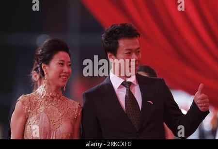 Bildnummer : 54822268 Datum : 16.01.2011 Copyright : imago/Xinhua (110116) -- BEIJING, 16 janvier 2011 (Xinhua) -- les champions olympiques d'hiver chinois de patinage artistique Shen Xue (L) et Zhao Hongbo posent avant d'être récompensés par les meilleures paires de 2010 CCTV (China Central Television) élites sportives de l'année à Beijing, Chine, le 16 janvier 2011. (Xinhua/Liao Yujie) (xm) CHINA-BEIJING-SPORTS ÉLITES DE L'ANNÉE (CN) PUBLICATIONxNOTxINxCHN People Kultur film kbdig xmk xo0x 2011 quer Bildnummer 54822268 Date 16 01 2011 Copyright Imago XINHUA Beijing Jan 16 2011 XINHUA China S Figure Skating Champion olympique d'hiver Banque D'Images