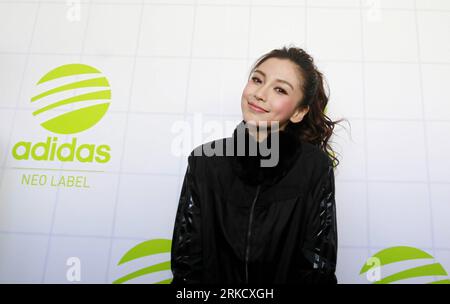 Bildnummer : 54822262 Datum : 16.01.2011 Copyright : imago/Xinhua (110116) -- PÉKIN, 16 janvier 2011 (Xinhua) -- l'actrice de Hong Kong Angelababy pose en présentant 2011 créations printanières et estivales de la sous-marque Adidas Neo Label , à Pékin, capitale de la Chine, le 16 janvier 2011. (Xinhua/Ren Zhenglai) (zn) CHINA-BEIJING-ADIDAS-ANGELABABY-PROMOTION (CN) PUBLICATIONxNOTxINxCHN People Kultur film kbdig xmk xo0x 2011 quer Bildnummer 54822262 Date 16 01 2011 Copyright Imago XINHUA Beijing Jan 16 2011 XINHUA Hong Kong actrice Angela Baby pose comme elle présente 2011 créations de printemps et d'été d'adidas Banque D'Images