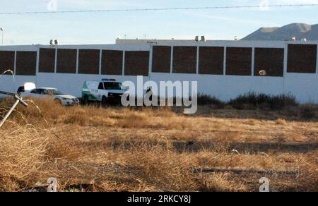 Bildnummer : 54826933 Datum : 17.01.2011 Copyright : imago/Xinhua (110118) -- CHIHUAHUA, 18 janvier 2011 (Xinhua) -- des policiers gardent devant la prison de la ville d'Aquiles Serdan située à la périphérie de Chihuahua, Mexique, le 17 janvier 2011. Douze prisonniers se sont échappés d'une prison de Chihuahua avec l'aide d'un groupe armé qui a fait un trou dans le mur de la prison avec une camionnette et est parti en voiture. (Xinhua/Octavio Flores) (zx) MEXICO-CHIHUAHUA-PRISONERS-ESCAPE PUBLICATIONxNOTxINxCHN Gesellschaft kbdig xsk 2011 quer o0 Ausbruch, Gefängnisausbruch, Gefängnis, Kriminalität, Strafvollzug Bildnummer 54826933 Banque D'Images