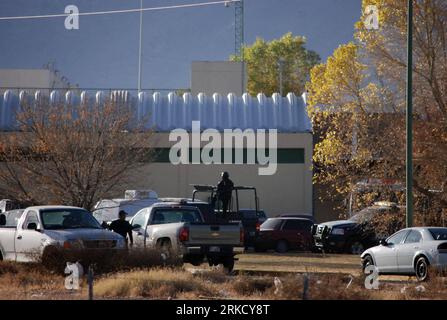 Bildnummer : 54826934 Datum : 17.01.2011 Copyright : imago/Xinhua (110118) -- CHIHUAHUA, 18 janvier 2011 (Xinhua) -- des policiers gardent devant la prison de la ville d'Aquiles Serdan située à la périphérie de Chihuahua, Mexique, le 17 janvier 2011. Douze prisonniers se sont échappés d'une prison de Chihuahua avec l'aide d'un groupe armé qui a fait un trou dans le mur de la prison avec une camionnette et est parti en voiture. (Xinhua/Octavio Flores) (zx) MEXICO-CHIHUAHUA-PRISONERS-ESCAPE PUBLICATIONxNOTxINxCHN Gesellschaft kbdig xsk 2011 quer o0 Ausbruch, Gefängnisausbruch, Gefängnis, Kriminalität, Strafvollzug Bildnummer 5482693 Banque D'Images