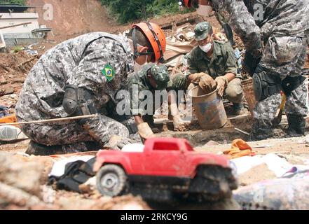 Bildnummer : 54826941 Datum : 17.01.2011 Copyright : imago/Xinhua (110118) -- RIO DE JANEIRO, 18 janvier 2011 (Xinhua) -- Une équipe de secours cherche les corps des victimes, à Nova Friburgo, Rio de Janeiro, Brésil, le 17 janvier, 2011. l ' État de Rio de Janeiro a commencé lundi son deuil de 7 jours pour les victimes de la catastrophe causée par les fortes pluies. Le nombre de morts est passé à 641. (Xinhua/Agencia Estado) (jl) BRÉSIL-INONDATIONS ET GLISSEMENTS DE TERRAIN-SAUVETAGE PUBLICATIONxNOTxINxCHN Gesellschaft Naturkatastrophe Erdrutsch Schlammlawine Rettungskräfte kbdig xsk 2011 quer o0 Bergung, Rettung Bildnummer 54826 Banque D'Images