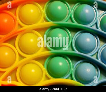 un petit fragment d'un jouet pop it Banque D'Images