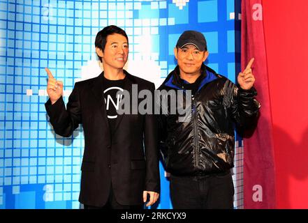 Bildnummer : 54831001 Datum : 19.01.2011 Copyright : imago/Xinhua (110119) -- SHANGHAI, 19 janvier 2011 (Xinhua) -- l'acteur Jet Li (R) se tient avec le modèle en cire de lui-même au Musée de cire Madame Tussauds à Shanghai, dans l'est de la Chine, le 19 janvier 2011. Un nouveau modèle en cire de Jet Li a été dévoilé dans le musée de Shanghai mercredi. (Xinhua/Liu Ying) (zhs) CHINA-SHANGHAI-MADAME TUSSAUDS-JET LI (CN) PUBLICATIONxNOTxINxCHN Entertainment People film kbdig xkg 2011 quer premiumd o0 Wachsmuseum, Wachsfigurenkabinett, Wachsfigur, figur, Tussaud Bildnummer 54831001 Date 19 01 2011 Copyright Imago XINHUA Banque D'Images