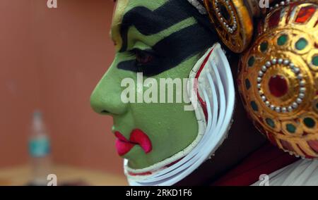 Bildnummer : 54840950 Datum : 21.01.2011 Copyright : imago/Xinhua (110121) -- NEW DELHI, 21 janvier 2011 (Xinhua) -- Une danseuse folklorique kathakali du Kerala est vue lors d'un avant-première de divers tableaux participant au défilé de la fête de la République, à New Delhi, capitale de l'Inde, le 21 janvier 2011. Vingt-trois tables de 13 États indiens et de 10 ministères indiens participeront au défilé de la Fête de la République le 26 janvier. (Xinhua/Partha Sarkar) INDE-NEW DELHI-RÉPUBLIQUE PRÉPARATION DU JOUR PUBLICATIONxNOTxINxCHN Gesellschaft Land Leute Kultur kbdig xsk 2011 quer o0 Tanz Maske make up Bildnumm Banque D'Images