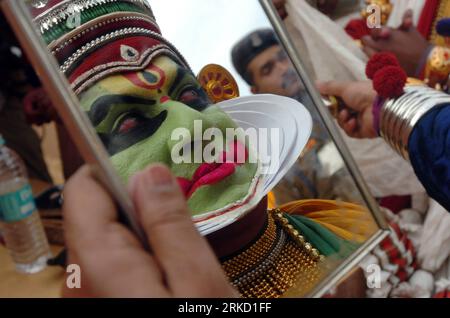 Bildnummer : 54840949 Datum : 21.01.2011 Copyright : imago/Xinhua (110121) -- NEW DELHI, 21 janvier 2011 (Xinhua) -- Une danseuse folklorique kathakali du Kerala est vue lors d'un avant-première de divers tableaux participant au défilé de la fête de la République, à New Delhi, capitale de l'Inde, le 21 janvier 2011. Vingt-trois tables de 13 États indiens et de 10 ministères indiens participeront au défilé de la Fête de la République le 26 janvier. (Xinhua/Partha Sarkar) INDE-NEW DELHI-RÉPUBLIQUE PRÉPARATION DU JOUR PUBLICATIONxNOTxINxCHN Gesellschaft Land Leute Kultur kbdig xsk 2011 quer o0 Tanz Maske make up Bildnummer Banque D'Images