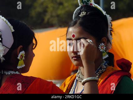 Bildnummer : 54840948 Datum : 21.01.2011 Copyright : imago/Xinhua (110121) -- NEW DELHI, 21 Jan. 2011 (Xinhua) -- des danseurs sont vus en train de se maquiller à la dernière minute lors d'un avant-première de presse de divers tableaux participant au défilé du jour de la République, à New Delhi, capitale de l'Inde, le 21 janvier 2011. Vingt-trois tables de 13 États indiens et de 10 ministères indiens participeront au défilé de la Fête de la République le 26 janvier. (Xinhua/Partha Sarkar) INDE-NEW DELHI-RÉPUBLIQUE PRÉPARATION DU JOUR PUBLICATIONxNOTxINxCHN Gesellschaft Land Leute Kultur kbdig xsk 2011 quer o0 Tanz Frau maquillez Bi Banque D'Images