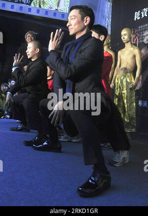 Bildnummer : 54840965 Datum : 21.01.2011 Copyright : imago/Xinhua (110121) -- TAIPEI, 21 janvier 2011 (Xinhua) -- l'acteur de Hong Kong Andy Lau (à droite) pose lors d'une conférence de presse pour promouvoir le film Shaolin , à Taipei, dans le sud-est de la Chine Taiwan, le 21 janvier 2011. Le film de Kungfu, avec Andy Lau et réalisé par Benny Chan, a fait son apparition à Taïwan dès vendredi. (Xinhua) (ljh) CHINA-TAIPEI-SHAOLIN-PROMOTION (CN) PUBLICATIONxNOTxINxCHN People Kultur film Entertainment Pressetermin kbdig xsk 2011 hoch o0 kurios Bildnummer 54840965 Date 21 01 2011 Copyright Imago XINHUA Taipei Jan 21 2011 XINHUA Hon Banque D'Images