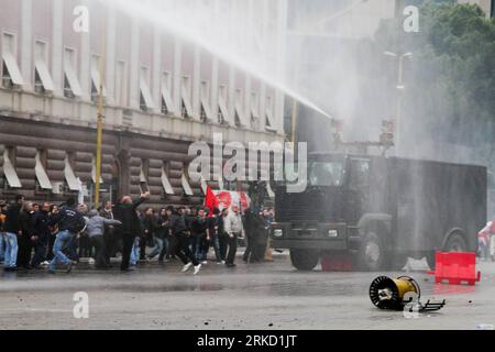 Bildnummer : 54841829 Datum : 21.01.2011 Copyright : imago/Xinhua (110121) -- TIRANA, 21 janvier 2011 (Xinhua) -- la police utilise des canons à eau pour disperser les manifestants devant le bureau du Premier ministre à Tirana, Albanie, 21 janvier 2011. Deux ont été tués par des armes à feu après qu'un rassemblement de protestation du Parti socialiste d'opposition albanais se soit transformé en émeute devant le bâtiment du gouvernement pendant trois heures avant la dissolution des manifestants. (Xinhua/Yang Ke) (zw) ALBANIA-TIRANA-PROTEST PUBLICATIONxNOTxINxCHN Gesellschaft Politik Ausschreitungen Unruhe premiumd kbdig xsp 2011 quer o0 Wasserwerfer Fahrzeug Bildnu Banque D'Images