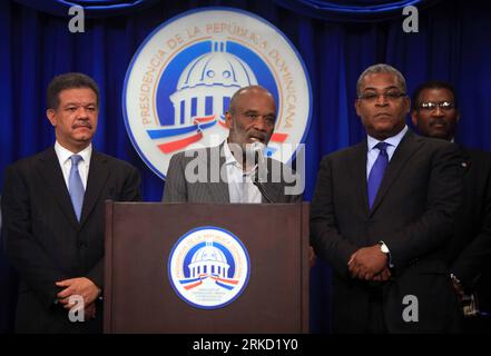 Bildnummer : 54844230 Datum : 22.01.2011 Copyright : imago/Xinhua (110123) -- SAINT-DOMINGUE, 23 janvier 2011 (Xinhua) -- le Président haïtien René Préval (C, avant), le Premier Ministre haïtien Jean Max Bellerive (R, avant) et le Président dominicain Leonel Fernandez (L, avant) assistent à une conférence de presse à Santo Domingo, capitale de la République dominicaine, le 22 janvier 2011. Le Président haïtien René Préval et le Premier Ministre haïtien Jean Max Bellerive ont rencontré le Président dominicain Leonel Fernandez pour discuter des mesures mises en œuvre pour prévenir la propagation de l épidémie de choléra et la situation électorale en Haïti, Banque D'Images