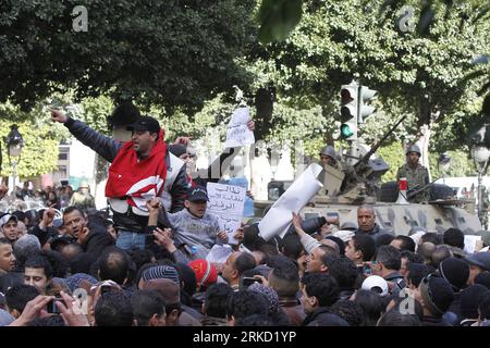 Bildnummer : 54844235 Datum : 22.01.2011 Copyright : imago/Xinhua (110123)-- TUNIS, 23 janvier 2011 (Xinhua)--les Tunisiens, parmi lesquels des policiers, se rassemblent pour demander le droit de former des syndicats et de meilleurs salaires comme véhicule du président par intérim tunisien (pas sur la photo) arrive au Palais du gouvernement à Tunis, Tunisie, le 22 janvier 2011. Les Tunisiens ont entamé une période de deuil national de trois jours à partir du 21 janvier pour pleurer les victimes des derniers événements qui ont conduit à la chute de l'ancien président Zine el-Abedine Ben Ali et à la formation d'un gouvernement intérimaire. (Xinhua/Nasser Nouri) (lj) TUN Banque D'Images