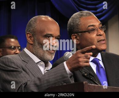 (110123) -- SAINT-DOMINGUE, 23 janv. 2011 (Xinhua) -- le président haïtien René Préval (à gauche) et le Premier ministre haïtien Jean Max Bellerive (à droite) assistent à une conférence de presse à Saint-Domingue, capitale de la République dominicaine, le 22 janvier 2011. Le président haïtien René Préval et le Premier ministre haïtien Jean Max Bellerive ont rencontré le président dominicain Leonel Fernandez pour discuter des mesures mises en œuvre pour prévenir la propagation de l'épidémie de choléra et la situation électorale en Haïti, entre autres sujets. (Xinhua/Rossana Fuentes) (lyi) RÉPUBLIQUE DOMINICAINE-SAINT-DOMINGUE-HAÏTI-DIRIGEANTS-VISITE PUBLICATIONxNOTxINxCHN Banque D'Images