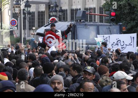 (110123)-- TUNIS, 23 janv. 2011 (Xinhua)--Un policier tunisien participe à un rassemblement de manifestants, dont des policiers, qui demandent le droit de former des syndicats et de meilleurs salaires devant le Palais du gouvernement à Tunis, Tunisie, le 22 janvier 2011. Les Tunisiens ont entamé une période de deuil national de trois jours à partir du 21 janvier pour pleurer les victimes des derniers événements qui ont conduit à la chute de l'ancien président Zine el-Abedine Ben Ali et à la formation d'un gouvernement intérimaire. (Xinhua/Nasser Nouri) (lj) TUNISIE-TUNIS-PROTEST PUBLICATIONxNOTxINxCHN 110123 Tunis Jan 23 2011 XINHUA a Tunisian P Banque D'Images