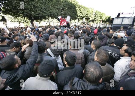 Bildnummer : 54844242 Datum : 22.01.2011 Copyright : imago/Xinhua (110123)-- TUNIS, 23 janvier 2011 (Xinhua)--les Tunisiens, parmi lesquels des policiers, se rassemblent pour demander le droit de former des syndicats et de meilleurs salaires alors que le véhicule du président tunisien par intérim Fouad Mbazaa (pas sur photo) arrive au palais du gouvernement à Tunis, Tunisie, le 22 janvier 2011. Les Tunisiens ont entamé une période de deuil national de trois jours à partir du 21 janvier pour pleurer les victimes des derniers événements qui ont conduit à la chute de l'ancien président Zine el-Abedine Ben Ali et à la formation d'un gouvernement intérimaire. (Xinhua/Nasser Nouri) Banque D'Images